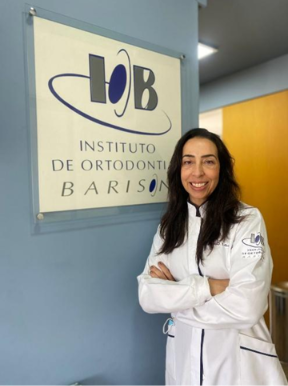 Dra. Isabela Duarte Petrocchi CRO-SP: 66.827 Ortodontia/ Odontologia restauradora/ Disfunção temporomandibular (ATM)